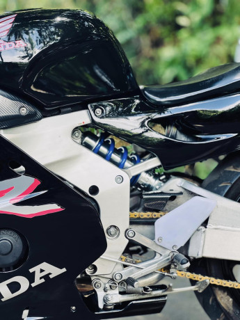 honda-cbr-250-gullarm-2008-big-4
