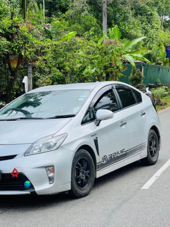 toyota-prius-g-grade-2013-big-2