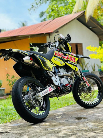 suzuki-drz-400sm-k9-2023-big-3