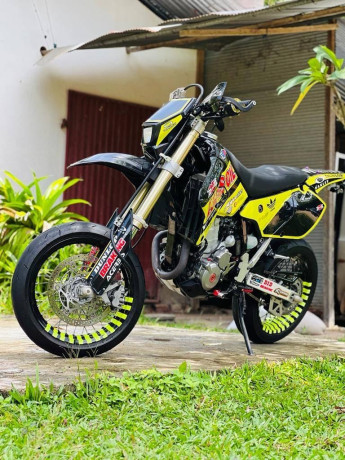 suzuki-drz-400sm-k9-2023-big-2