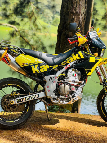 kawasaki-d-tracker-250-2015-big-2