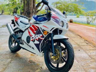 honda-cbr-250-gullarm-2005