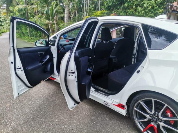 toyota-prius-g-sport-big-4