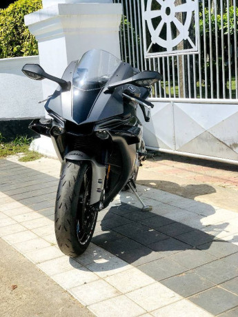 yamaha-yzf-r1-big-4