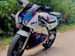 honda-cbr-250-gullarm-2007