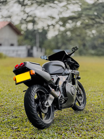 honda-cbr-250-gullarm-2012-big-1
