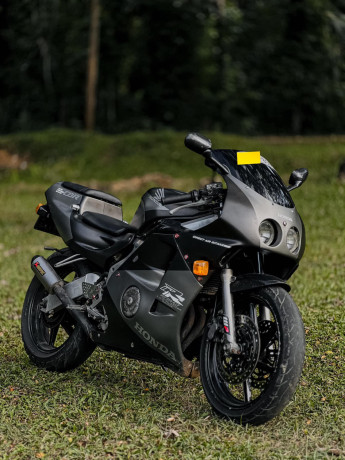 honda-cbr-250-gullarm-2012-big-2
