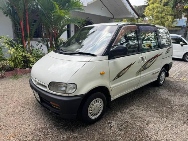 nissan-serina-1994-big-1