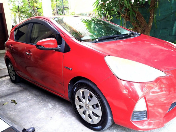 toyota-aqua-g-grade-2012-big-1
