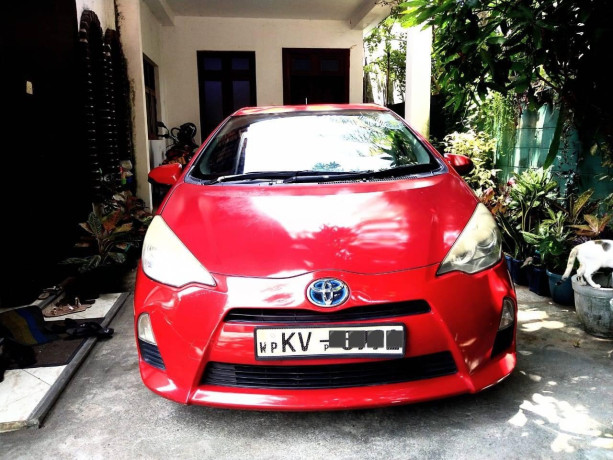 toyota-aqua-g-grade-2012-big-0