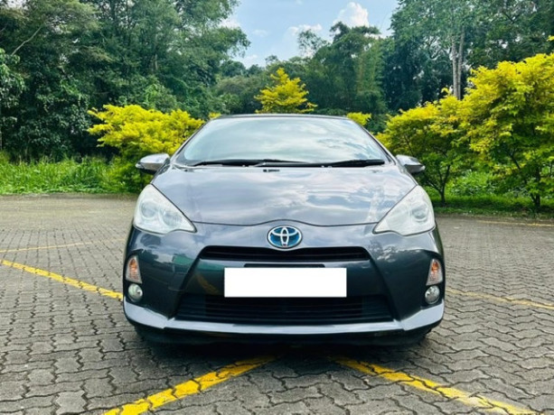 toyota-aqua-g-grade-2012-big-0