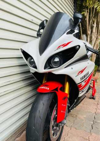 yamaha-r1-2012-big-1