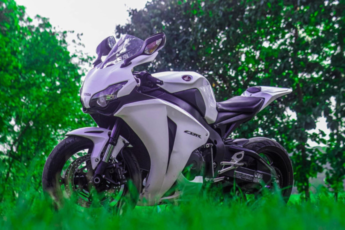 honda-cbr-1000-2011-big-1