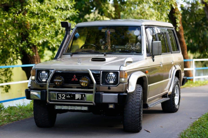 mitsubishi-pajero-1985-big-3