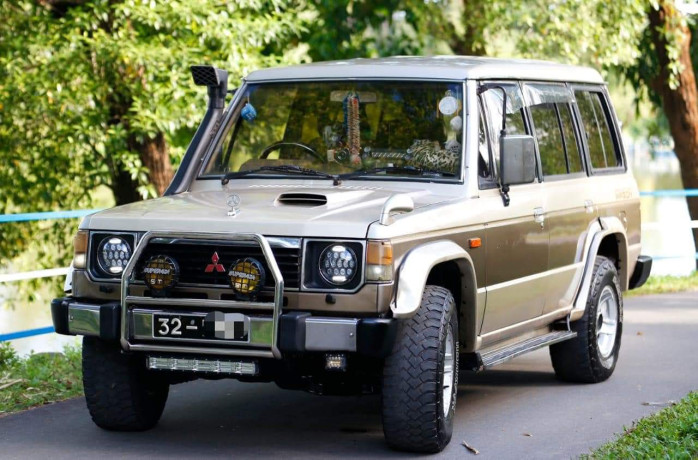 mitsubishi-pajero-1985-big-0