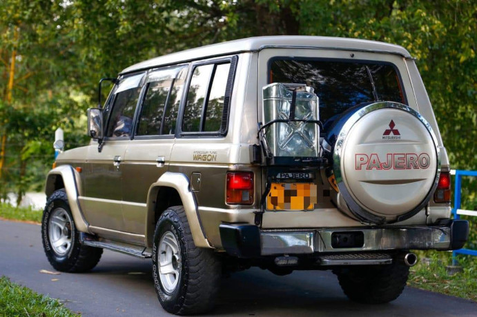 mitsubishi-pajero-1985-big-4