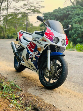 honda-cbr-250-gullarm-2005-big-2