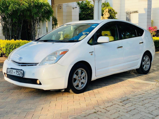 toyota-prius-2011-big-0