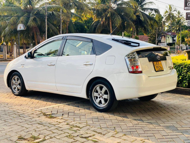 toyota-prius-2011-big-3