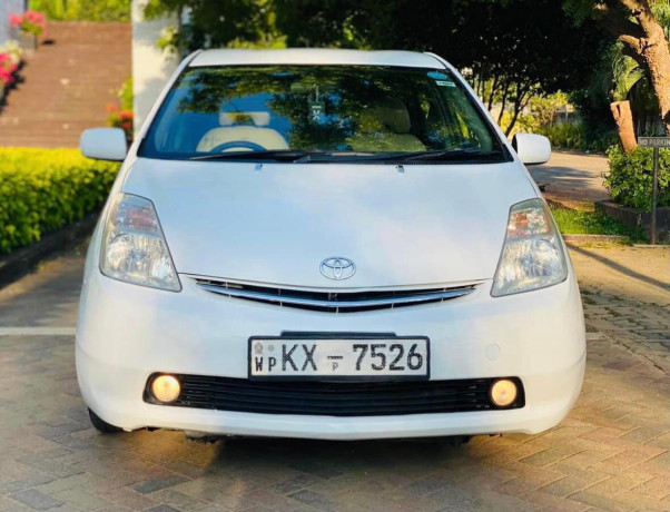 toyota-prius-2011-big-1