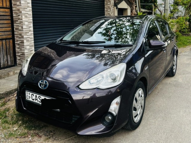 toyota-aqua-urban-2015-big-0