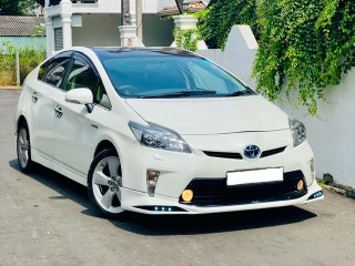 toyota-prius-s-touring-2013