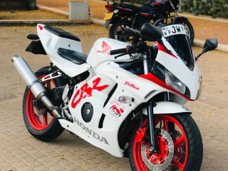 honda-cbr-gullarm-250