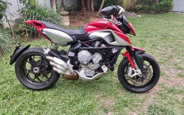 mv-agusta-rivale-800-2015-big-0