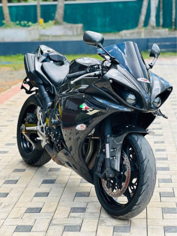yamaha-r1-2010-big-1