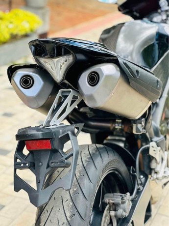 yamaha-r1-2010-big-2