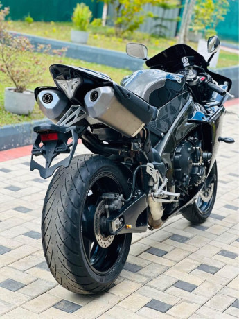 yamaha-r1-2010-big-3