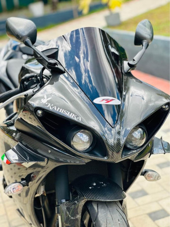 yamaha-r1-2010-big-4