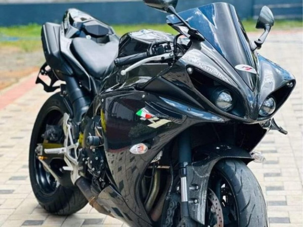 yamaha-r1-2010-big-0