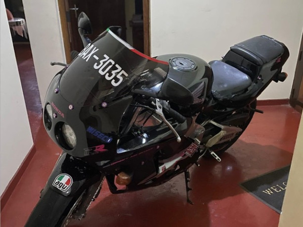 honda-cbr-250-gullarm-2013-big-0