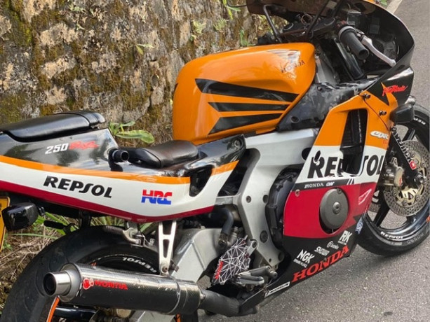 honda-cbr-250-gullarm-2008-big-0