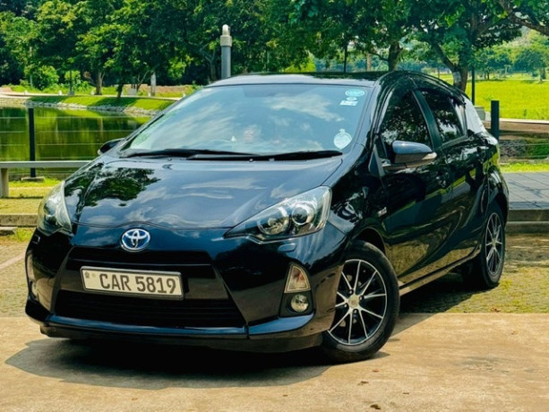 toyota-aqua-s-limited-2014-big-0