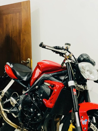 triumph-675-triple-r-2012-big-3