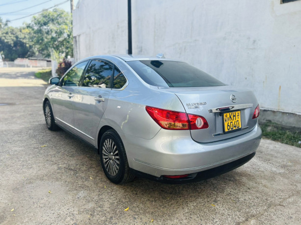 nissan-bluebird-sylphy-g11-2005-big-3