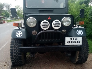 mitsubishi-4dr5-jeep-1982