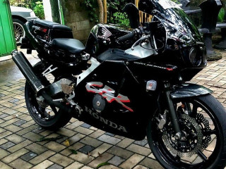 honda-cbr-250-gullarm-2008