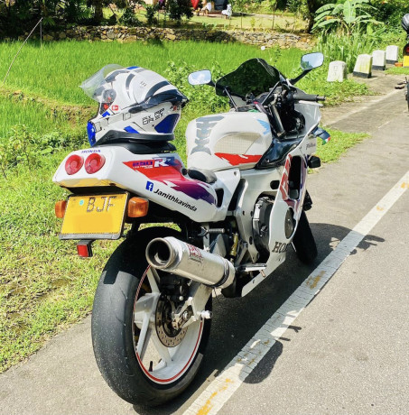 honda-cbr-250-gullarm-2023-big-2