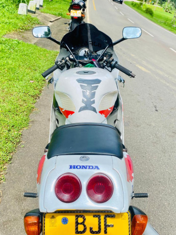 honda-cbr-250-gullarm-2023-big-3
