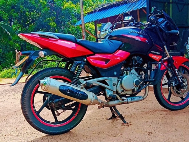 bajaj-pulsar-180-big-0