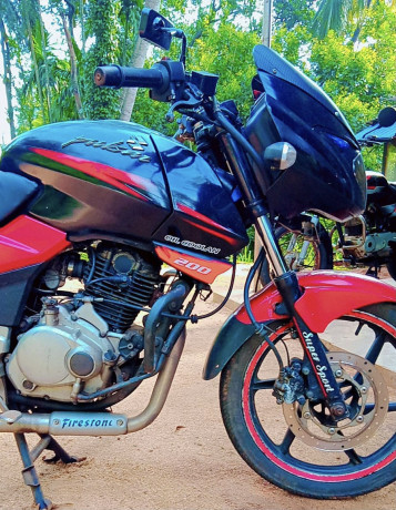 bajaj-pulsar-180-big-1