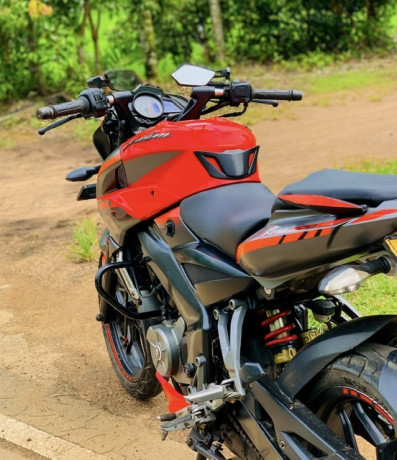 bajaj-pulsar-ns200-2017-big-2