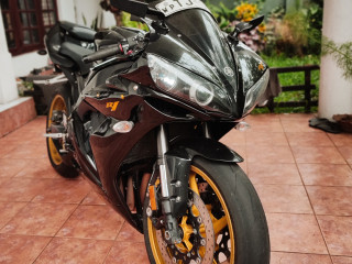 yamaha-r1