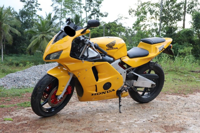 honda-cbr-250-gullarm-2014-big-2