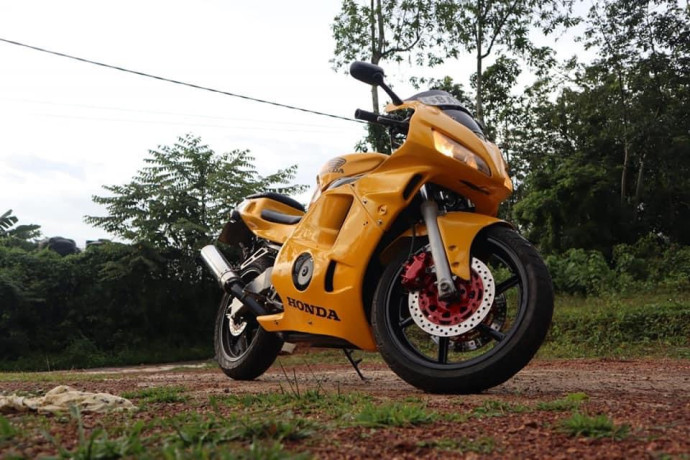 honda-cbr-250-gullarm-2014-big-3