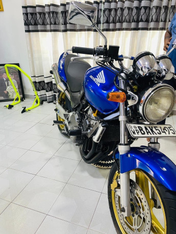 honda-hornet-250-2013-big-4