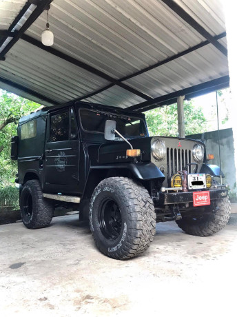 mitsubishi-4dr5-jeep-big-2